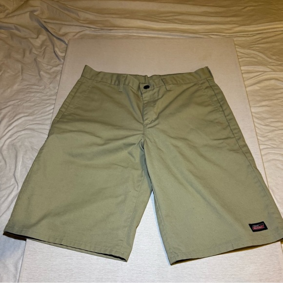 Dickies Men's Khaki Flat Front Shorts - Picture 1 of 5